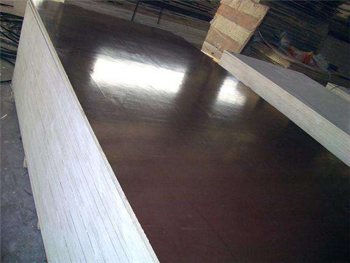 木膠板廠家和你說(shuō)明建筑模板的涂膠合層與熱壓成型
